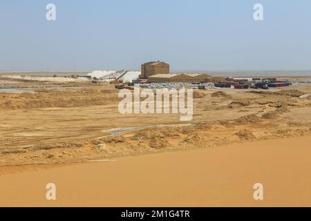 Swakopmund, Namibie - 03 octobre 2018 : Walvis Bay Salt Holdings. Le plus grand producteur de sel solaire de mer en Afrique subsaharienne. Banque D'Images