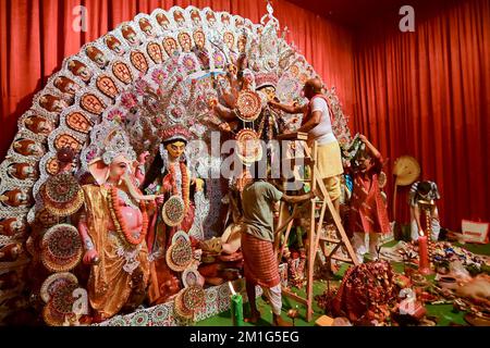 Howrah, Inde - 15 octobre 2021: Préparation avant Sandhi Puja, la jonction sacrée de l'Ashtami, huitième jour et Nabami, jour du nineth, comme rituel hindou Banque D'Images