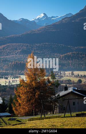 Vue magnifique sur la vallée de l'Engadin depuis la ville de Samedan dans le canton de Grisons, Suisse Banque D'Images