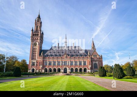 Vue panoramique sur le Palais de la paix (néerlandais : « Vredepaleis ») dans la ville de la Haye. Banque D'Images