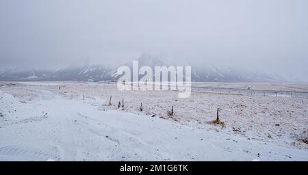 Paysage d'hiver pendant la tempête de neige en islande. Temps extrême islandais Banque D'Images