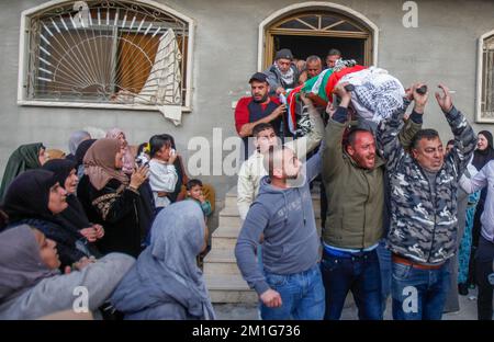 Djénine, Palestine. 12th décembre 2022. Les bourneurs portent le cadavre de Jana Zakarneh, 15 ans, dans la ville de Jenin, en Cisjordanie occupée. Jana a été abattu par l'armée israélienne alors qu'elle était sur le toit de sa maison, lors d'un raid militaire dans la ville. Crédit : SOPA Images Limited/Alamy Live News Banque D'Images