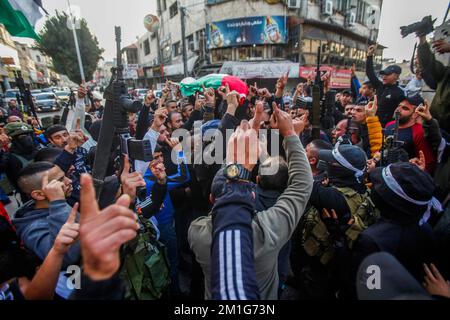 Djénine, Palestine. 12th décembre 2022. Les boureurs et les hommes armés portent le corps de Jana Zakarneh, une palestinienne de 15 ans, dans la ville de Djénine, en Cisjordanie occupée. Jana a été abattu par l'armée israélienne alors qu'elle était sur le toit de sa maison, lors d'un raid militaire dans la ville. Crédit : SOPA Images Limited/Alamy Live News Banque D'Images