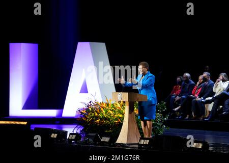 La mairesse Karen Bass (démocrate de Los Angeles, Californie), s'exprime lors d'une cérémonie inaugurale à Los Angeles, Californie, États-Unis, le dimanche 11 décembre, 2022. Un congrès de six mandats, Bass le mois dernier a été élu première femme et deuxième maire noir de Los Angeles sur une plate-forme qui a souligné ses débuts en tant qu'organisateur communautaire et l'expérience en tant que législateur vétéran à Sacramento et Washington.Credit: Eric Thayer/Pool via CNP/MediaPunch Banque D'Images