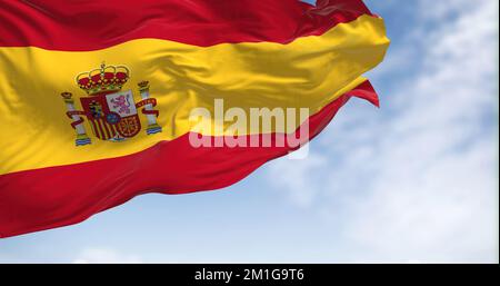 Drapeau national espagnol agitant un jour clair. Le Royaume d'Espagne est un pays situé dans le sud-ouest de l'Europe. Mise au point sélective. Illustration réaliste 3D Banque D'Images
