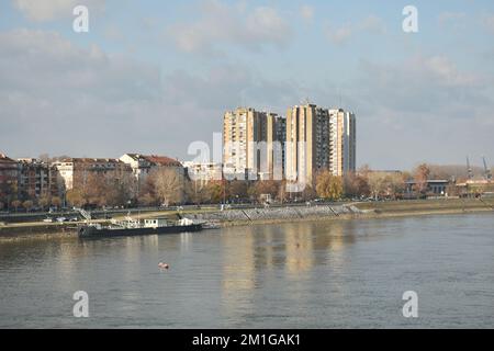 Panorama du quai du Danube à Novi Sad avec une vue des gratte-ciels brutaux-ism en arrière-plan Banque D'Images