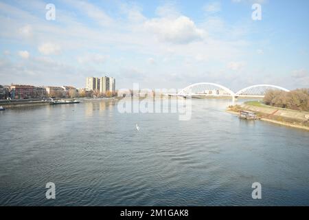 Panorama du quai du Danube à Novi Sad avec une vue des gratte-ciels brutaux-ism en arrière-plan Banque D'Images