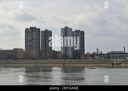 Panorama du quai du Danube à Novi Sad avec une vue des gratte-ciels brutaux-ism en arrière-plan Banque D'Images