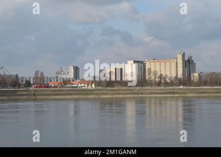 Panorama du quai du Danube à Novi Sad avec vue sur la zone industrielle en arrière-plan Banque D'Images