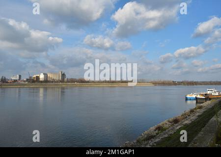 Panorama du quai du Danube à Novi Sad avec vue sur la zone industrielle en arrière-plan Banque D'Images