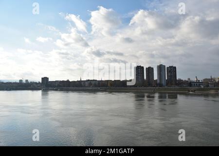 Panorama du quai du Danube à Novi Sad avec une vue des gratte-ciels brutaux-ism en arrière-plan Banque D'Images