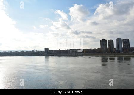 Panorama du quai du Danube à Novi Sad avec une vue des gratte-ciels brutaux-ism en arrière-plan Banque D'Images