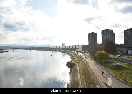 Panorama du quai du Danube à Novi Sad avec une vue des gratte-ciels brutaux-ism en arrière-plan Banque D'Images