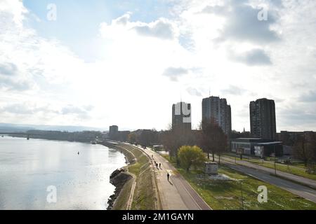 Panorama du quai du Danube à Novi Sad avec une vue des gratte-ciels brutaux-ism en arrière-plan Banque D'Images