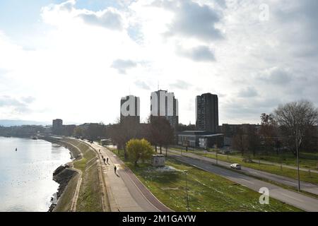 Panorama du quai du Danube à Novi Sad avec une vue des gratte-ciels brutaux-ism en arrière-plan Banque D'Images