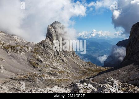 Sommet de Torsäule de l'ouest. Des nuages en mouvement. Groupe de montagne Hochkönig. Alpes de Berchtesgaden, Salzburgerland, Autriche. Europe Banque D'Images