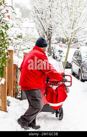 Un gros camion sauve une fourgonnette sainsbury dans une épaisse neige. La petite camionnette est transportée à l'arrière sur la surface plane du gros camion Banque D'Images