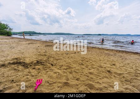 Vacanciers qui apprécient la plage du lac Dwight, Muskoka, Ontario, Canada Banque D'Images