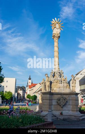 Trnava (Tyrnau) : place de la zone piétonne de la Sainte Trinité, colonne de la Trinité à , , Slovaquie Banque D'Images
