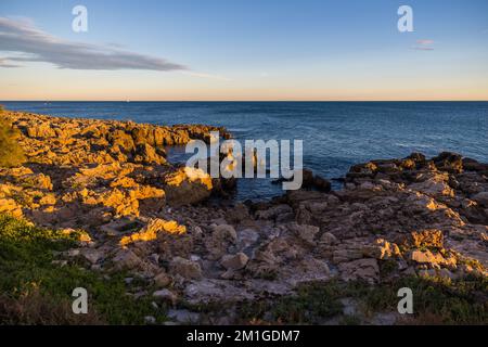 Horizon au coucher du soleil sur la Méditerranée depuis les rochers de la Corniche à Sète Banque D'Images