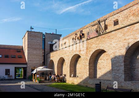 Trnava (Tyrnau): Mur de ville, restaurant à , , Slovaquie Banque D'Images