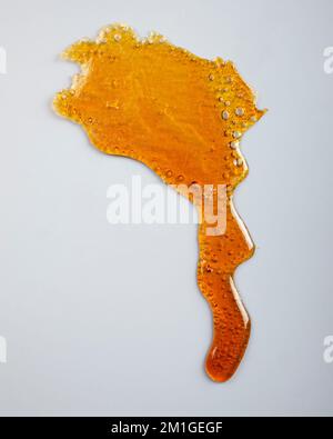 résine de cannabis ambre sur fond gris, rosine de cire de thc. Banque D'Images