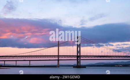 Un lever de soleil rose sur Queensferry Crossing et Forth Road ponts à Dawn, Firth of Forth, Écosse, Royaume-Uni Banque D'Images