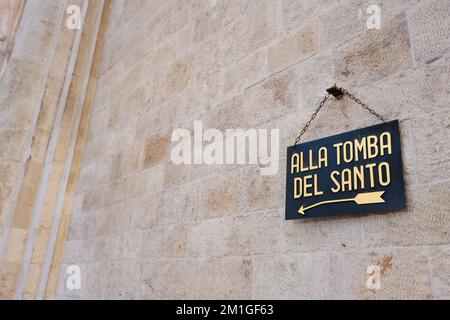 La tombe du saint signe à Bari, Puglia, Italie du Sud. Banque D'Images