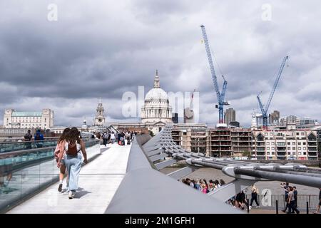 Vue sur le Millennium Bridge en direction de la cathédrale St Paul à Londres. Banque D'Images