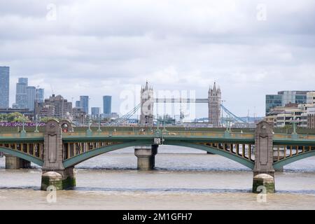 Vue depuis le pont Southwark vers le pont de chemin de fer de Canon Street et le long de la Tamise vers le pont Tower. Banque D'Images