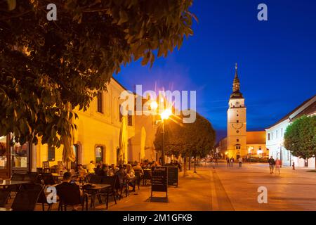 Trnava (Tyrnau): Zone piétonne rue Hlavna, Hôtel de ville tour à , , Slovaquie Banque D'Images