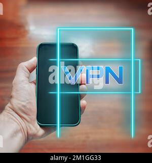 main tenant un smartphone avec une icône vpn Banque D'Images