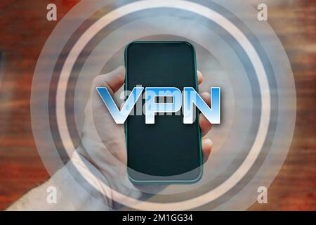 main tenant un smartphone avec une icône vpn Banque D'Images