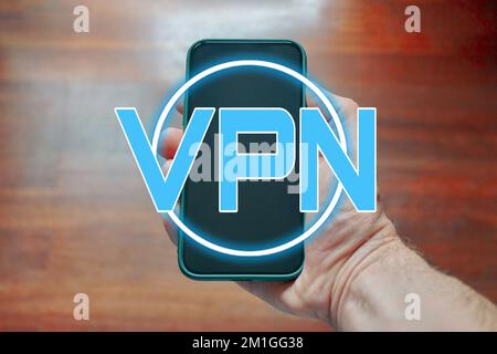 main tenant un smartphone avec une icône vpn Banque D'Images