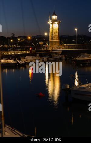 marina la nuit, port du lac de Desenzano del Garda au crépuscule Banque D'Images