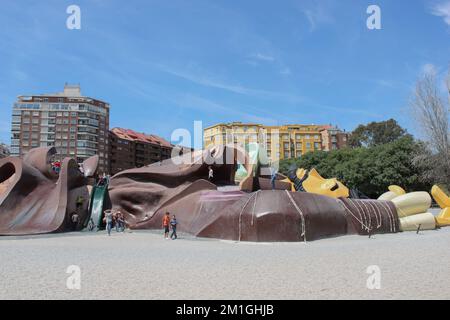 Valence, Espagne - 15 mai 2014: Figure à grande échelle du Gulliver déchu avec des toboggans et des escaliers où les enfants jouent. Aire de jeux pour enfants à Gulliver P. Banque D'Images