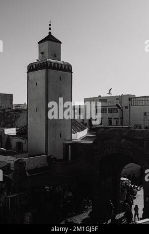 mosquée dans le centre ville d Essaouira photo en noir et blanc Banque D'Images