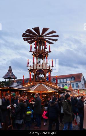 Hanau, Allemagne - 15 décembre 2019 : un géant de la pyramide de Noël au marché de Noël de Hanau en Allemagne. Banque D'Images