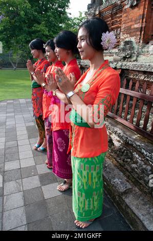 Bali, Indonésie, 29-11-2012-Welcom à Bali par une femme indonésienne. Banque D'Images