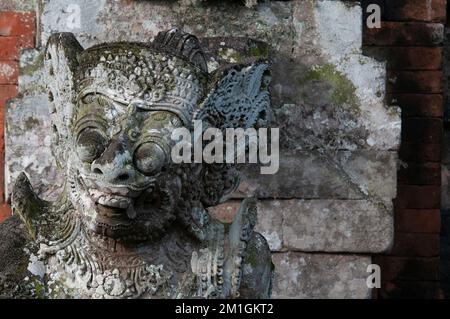 Bali, Indonésie, 29-11-2012 - relief ancien sur la pierre du temple de Bali. Banque D'Images