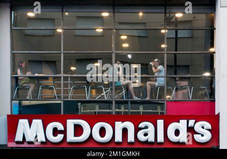 Les gens dans un restaurant McDonalds Banque D'Images