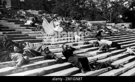 BATTLESHIP POTEMKIN 1925 film soviétique silencieux réalisé par Sergei Eisenstein. La séquence de Prem sur les étapes d'Odessa. Banque D'Images