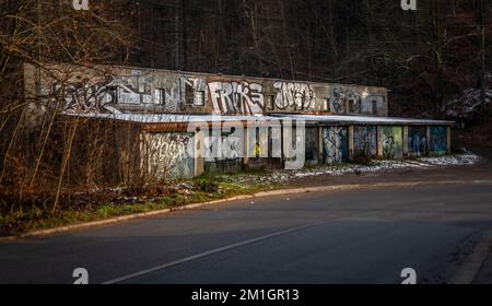 Vieux garage Graffitti près de la rue principale près du barrage dans la ville de Liberec en hiver Banque D'Images