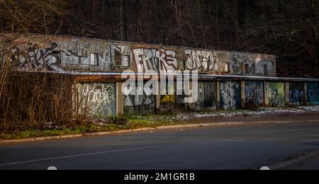 Vieux garage Graffitti près de la rue principale près du barrage dans la ville de Liberec en hiver Banque D'Images