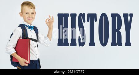 Concept d'éducation. Un écolier avec une mallette tient des livres dans ses mains et montre le geste ok. Le texte est écrit à côté de lui - L'HISTOIRE Banque D'Images