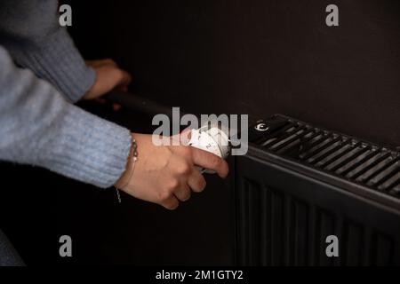 Régulation des radiateurs avec une tête thermostatique. Chauffage central dans la maison. Banque D'Images