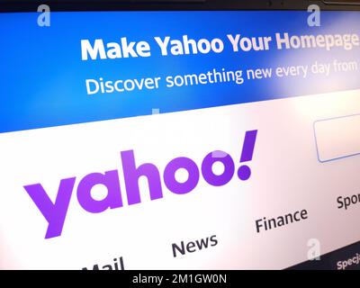 KONSKIE, POLOGNE - 12 décembre 2022: Site Yahoo affiché sur l'écran de l'ordinateur portable Banque D'Images