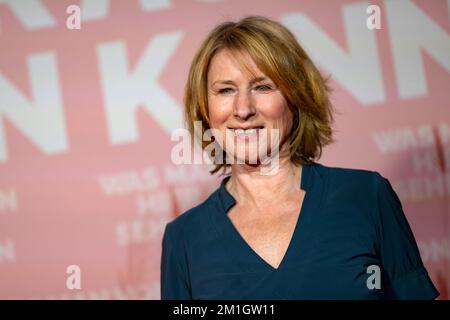 Munich, Allemagne. 12th décembre 2022. L'actrice Corinna Harfouch vient à la première du film "ce que vous pouvez voir d'ici" au cinéma ARRI. Crédit : Lennart Preiss/dpa/Alay Live News Banque D'Images