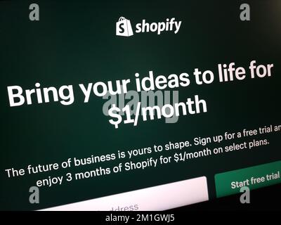 KONSKIE, POLOGNE - 12 décembre 2022: Site Internet Shopify affiché sur l'écran de l'ordinateur portable Banque D'Images