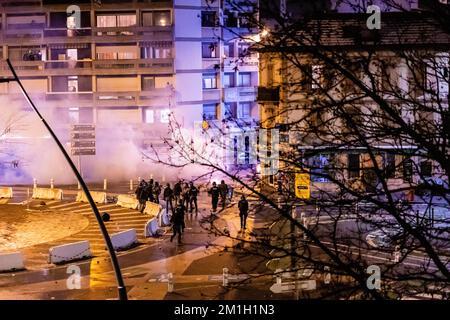 ANNEMASSE, FRANCE - 10 DÉCEMBRE 2022 : affrontement violent entre la police anti-émeute française et les supporters marocains de la coupe du monde célébrant la victoire 1-0 contre l'Espagne Banque D'Images